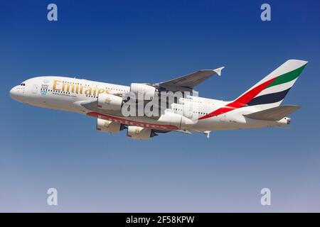 Dubai, Vereinigte Arabische Emirate – 21. Februar 2018: Emirates Airbus A380 am Dubai International Airport (DXB) in den Vereinigten Arabischen Emiraten. Airbus ist ein A Stockfoto