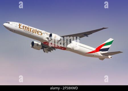 Dubai, Vereinigte Arabische Emirate – 21. Februar 2018: Emirates Boeing 777-300ER am Dubai International Airport (DXB) in den Vereinigten Arabischen Emiraten. Boeing ist Stockfoto