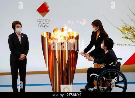 FUKUSHIMA, 25. März 2021 Tokyo 2020 Fackellauf am 25. März 2021 zünden der offizielle Botschafter Ishihara Satomi (R, oben) und Taguchi Aki (R, bootom) den Festkessel am ersten Tag des olympischen Fackellaufs in Tokio 2020 im J-Village National Training Center in Futaba, Fukushima, Japan. (Kim Kyung-Hoon/Pool via Xinhua) Stockfoto