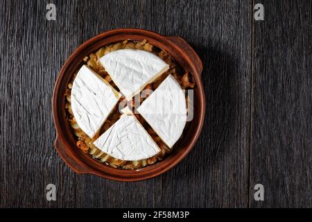 Tartiflette, French Potato, Bacon, und Käse Auflauf vorbereitet, um in einer Tonplatte backen, flat Lay, Freiraum, französische Küche Stockfoto