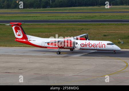 Berlin, Deutschland – 30. August 2017: Air Berlin Bombardier Dash 8 Q400 am Flughafen Berlin Tegel (TXL) in Deutschland. Bombardier ist ein Flugzeughersteller Stockfoto