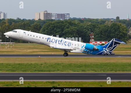 Berlin, Deutschland – 30. August 2017: Nordica Bombardier Dash 8 Q400 am Flughafen Berlin-Tegel (TXL) in Deutschland. Bombardier ist ein Flugzeughersteller BA Stockfoto