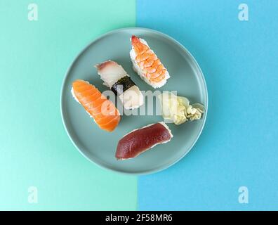 Nigiri-Sushi auf dem Teller mit Ingwer. Stockfoto