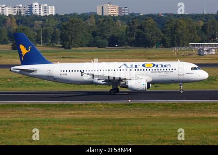 Berlin, Deutschland – 30. August 2017: Air One Airbus A320 am Flughafen Berlin-Tegel (TXL) in Deutschland. Airbus ist ein Flugzeughersteller aus Toulouse, Fra Stockfoto