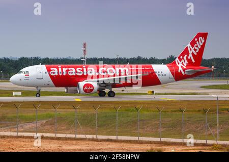 Kuala Lumpur, Malaysia – 21. Januar 2018: Flugzeug Air Asia Indonesia Airbus A320 am Flughafen Kuala Lumpur (KUL) in Malaysia. Stockfoto