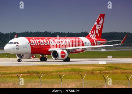 Kuala Lumpur, Malaysia – 21. Januar 2018: Air Asia Airbus A320neo am Flughafen Kuala Lumpur (KUL) in Malaysia. Airbus ist ein Flugzeughersteller aus Stockfoto