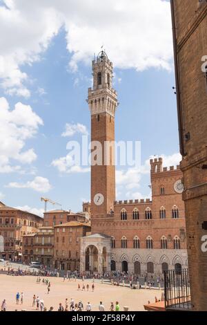 Campo Platz mit Mangia Turm im Hintergrund, Siena, Italien Stockfoto