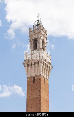 Mit Blick auf den mittelalterlichen Turm Torre del Mangia, der sich auf der Piazza del Campo befindet, ist er eines der Wahrzeichen von Siena, Italien Stockfoto