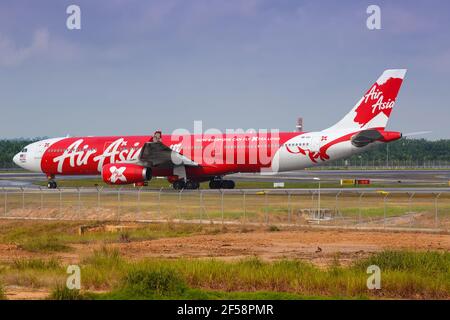 Kuala Lumpur, Malaysia – 21. Januar 2018: Air Asia Airbus A330-300 am Flughafen Kuala Lumpur (KUL) in Malaysia. Airbus ist ein Flugzeughersteller aus Stockfoto