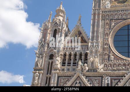 Mosaik und kreisförmiges Fenster an der Fassade der Kathedrale, Siena, Italien Stockfoto