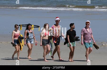 Daytona Beach, Usa. März 2021, 24th. Die Menschen genießen sich beim Spazierengehen am Strand. Als Studenten in Florida für die jährliche Frühlingsferien Ritual ankommen, Behörden sind besorgt, dass große Menschenmengen könnte eine Spitze in Coronavirus Fällen verursachen. Kredit: SOPA Images Limited/Alamy Live Nachrichten Stockfoto