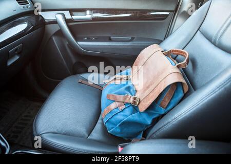 Handtasche, die auf dem Beifahrersitz eines Autos liegt, niemand Stockfoto