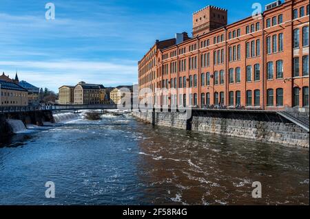 Motala Fluss und die alte Industrielandschaft von Norrkoping im frühen Frühjahr in Schweden. Stockfoto