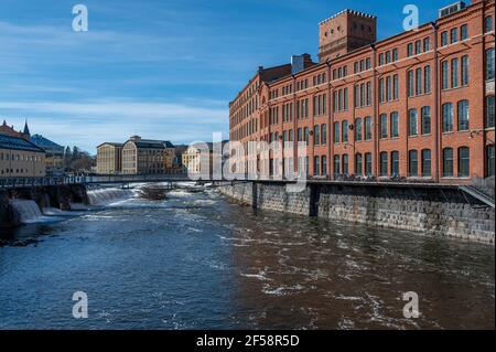 Motala Fluss und die alte Industrielandschaft von Norrkoping im frühen Frühjahr in Schweden. Stockfoto