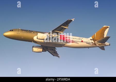 Dubai, Vereinigte Arabische Emirate – 21. Ferbruary 2018: Gulf Air Airbus A320 am Dubai International Airport (DXB) in den Vereinigten Arabischen Emiraten. Airbus ist ein Stockfoto