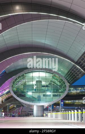 Dubai, Vereinigte Arabische Emirate – 21. Februar 2018: Terminal 3 am Dubai International Airport (DXB) in den Vereinigten Arabischen Emiraten. Stockfoto