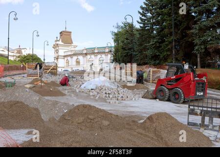 Wiederaufbau und Bau von Bürgersteig in Parkgelände. Straßenreparatur. Kazan, 08.07.2019 Stockfoto