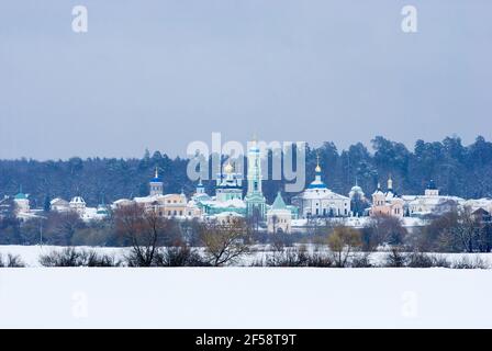 Kozelsk, Russland. Optina der Wüsten. St. Vwedenski Kloster im Winter Stockfoto