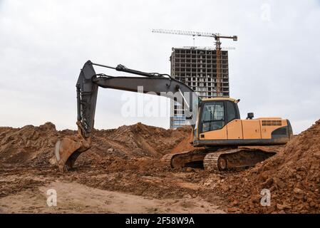 Bagger während der Aushubarbeiten auf der Baustelle. Bagger auf Earthworks. Maschinen für schwere Baumaschinen in Aktion. Big Digger Graben das Foun Stockfoto
