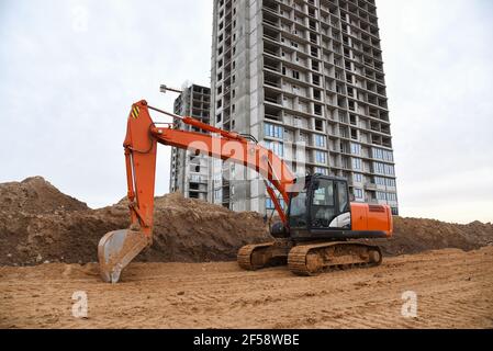 Bagger während der Aushubarbeiten auf der Baustelle. Bagger auf Earthworks. Maschinen für schwere Baumaschinen in Aktion. Big Digger Graben das Foun Stockfoto