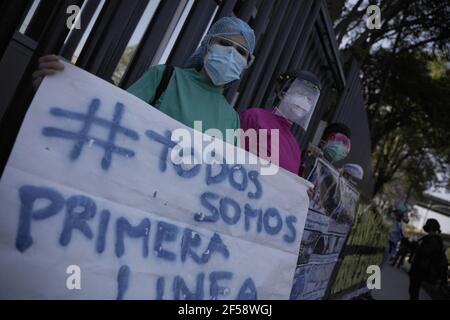 Mexiko-Stadt, Mexiko. März 2021, 24th. MEXIKO-STADT, MEXIKO - MÄRZ 24: Zahnärzte, nehmen an einem Protest, um Covid-19-Impfstoff zu fordern, weil sie noch nicht eine Dosis gegen das neue Coronavirus geimpft erhalten, Zahnärzte fordern an die Behörden, als erste-line-Ärzte für gelten die Vorteile des Impfprogramms. Am 24. März 2021 in Mexiko-Stadt, Mexiko. Foto von Luis Cortes/Eyepix/ABACAPRESS.COM Quelle: Abaca Press/Alamy Live News Stockfoto