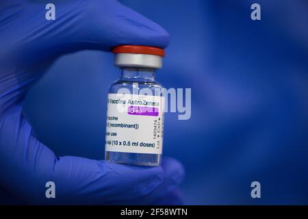 Dresden, Deutschland. März 2021, 20th. Ein Mitarbeiter in einem Impfzentrum hält eine Ampulle mit dem Anti-Coronavirus-Medikament von AstraZeneca. Quelle: Robert Michael/dpa-Zentralbild/dpa/Alamy Live News Stockfoto