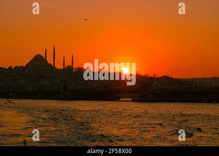 Silhouette der Suleymaniye Moschee bei Sonnenuntergang. Ramadan, iftar und kandil Hintergrundbild. Islamische Tapete. Stadtbild von Istanbul. Moscheen in Istanbul. Stockfoto