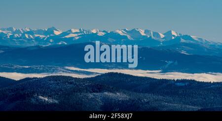 Blick auf einen Teil der Vysoke Tatry und die ganze Zapadne Tatry Berge von Lysa hora Berg Gipfel im Winter Moravskoslezske Beskiden Gebirge in der Tschechischen republik Stockfoto