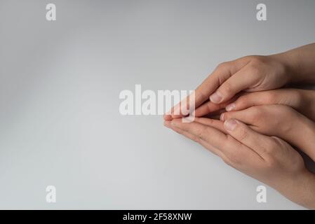 Hände mit rotem Herzen, Gesundheit, Liebe, Organspende, Bewusstsein, Gesundheit, Familienversicherung, Weltherztag, Weltgesundheitstag, nationaler Organspender Stockfoto