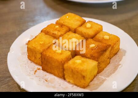 Klassisches Dessert im Hong Kong Teestaurant, tiefgebratene Western-Toastwürfel aus Kondensmilch Stockfoto