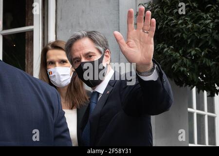 Außenminister Sophie Wilmes, begrüßt und US-Außenminister Antony Blinken im Bild zu Beginn eines diplomatischen Treffens in Brüssel, T Stockfoto