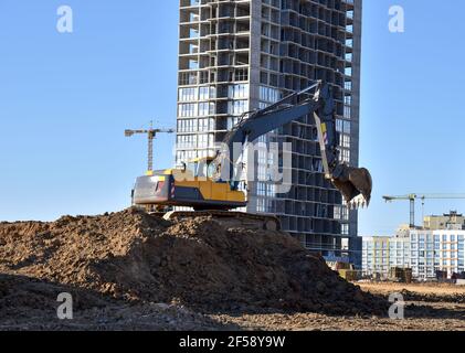 Bagger während der Aushubarbeiten auf der Baustelle. Bagger auf Earthworks. Maschinen für schwere Baumaschinen in Aktion. Big Digger Graben das Foun Stockfoto