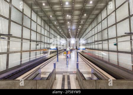 Leipzig, Deutschland - 19. August 2020: S-Bahn Leipzig City-Tunnel Bahnhof Wilhelm-Leuschner-Platz S-Bahn in Deutschland. Stockfoto