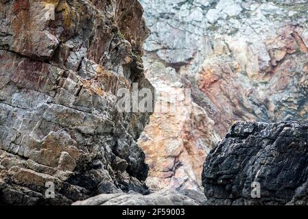 Bunte Gesteinsstruktur, geologisches Phänomen in den Felsen über dem atlantik. Stockfoto