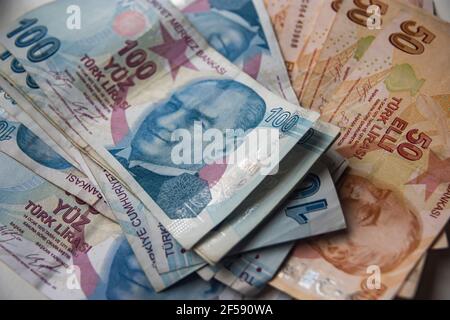 Gemischte türkische Lira-Banknoten gemischt. 100 Türkische Lira Makro Nahaufnahme. Stockfoto