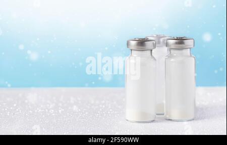 Glasfläschchen mit Impfstoff oder Medikament zur Injektion auf weißem Hintergrund zur Impfung. Medizinisches Fläschchen oder Ampulle. Impfstoff. Ampulle mit Medizin. Mittel Stockfoto