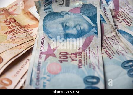 Gemischte türkische Lira-Banknoten gemischt. 100 Türkische Lira Makro Nahaufnahme. Stockfoto