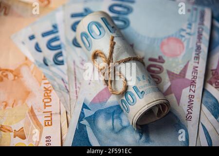 Gemischte türkische Lira-Banknoten gemischt. 100 Türkische Lira Makro Nahaufnahme. Stockfoto