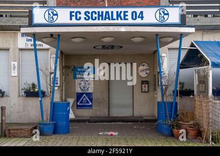 Bundesliga-Fußballverein FC Schalke 04, die Schalker-Meile, Traditionsmeile, Kurt-Schumacher-Straße in Gelsenkirchen-Schalke, Vereinslokal Bosch, Stockfoto