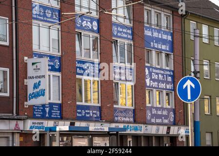 Bundesliga-Fußballverein FC Schalke 04, die Schalker-Meile, Traditionsmeile, Kurt-Schumacher-Straße in Gelsenkirchen-Schalke, Schalker-Fassade Stockfoto