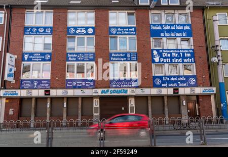 Bundesliga-Fußballverein FC Schalke 04, die Schalker-Meile, Traditionsmeile, Kurt-Schumacher-Straße in Gelsenkirchen-Schalke, Schalker-Fassade Stockfoto