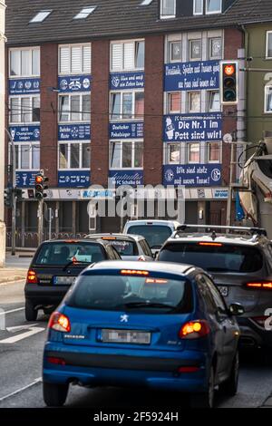 Bundesliga-Fußballverein FC Schalke 04, die Schalker-Meile, Traditionsmeile, Kurt-Schumacher-Straße in Gelsenkirchen-Schalke, Schalker-Fassade Stockfoto