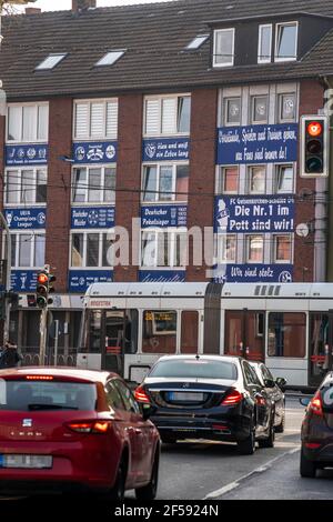 Bundesliga-Fußballverein FC Schalke 04, die Schalker-Meile, Traditionsmeile, Kurt-Schumacher-Straße in Gelsenkirchen-Schalke, Schalker-Fassade Stockfoto