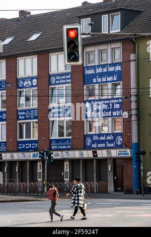 Bundesliga-Fußballverein FC Schalke 04, die Schalker-Meile, Traditionsmeile, Kurt-Schumacher-Straße in Gelsenkirchen-Schalke, Schalker-Fassade Stockfoto