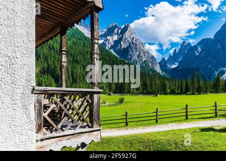 Typischer Blick auf den Dolomitenboden. Das Val Fiscalina Stockfoto