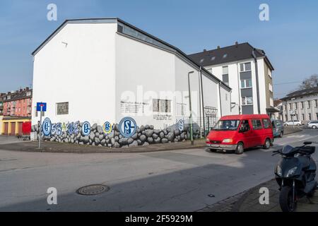 Bundesliga-Fußballverein FC Schalke 04, die Schalker-Meile, Traditionsmeile, Kurt-Schumacher-Straße in Gelsenkirchen-Schalke, Seitenstraße, H Stockfoto