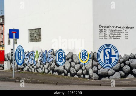 Bundesliga-Fußballverein FC Schalke 04, die Schalker-Meile, Traditionsmeile, Kurt-Schumacher-Straße in Gelsenkirchen-Schalke, Seitenstraße, H Stockfoto