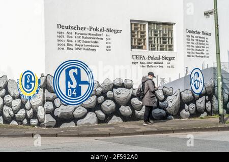 Bundesliga-Fußballverein FC Schalke 04, die Schalker-Meile, Traditionsmeile, Kurt-Schumacher-Straße in Gelsenkirchen-Schalke, Seitenstraße, H Stockfoto