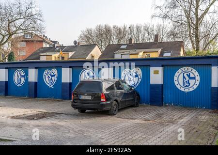 Bundesliga-Fußballverein FC Schalke 04, die Schalker-Meile, Traditionsmeile, Kurt-Schumacher-Straße in Gelsenkirchen-Schalke, Seitenstraße, Stockfoto