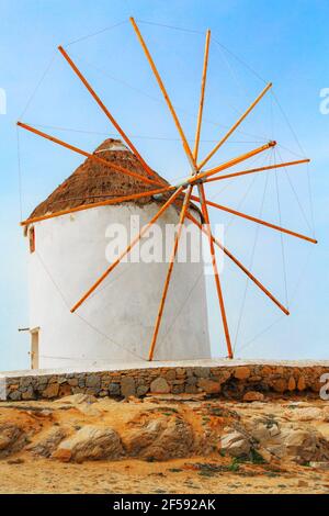 Griechische Windmühle und Stadtpanorama in Mykonos, Griechenland, berühmte Kykladeninsel Stockfoto